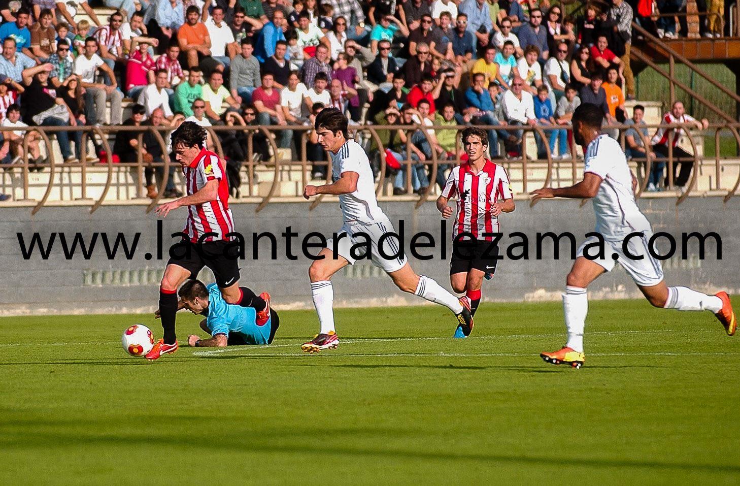 Iker Guarrotxena avanza con el árbitro en el suelo | Foto: Unai Zabaleta