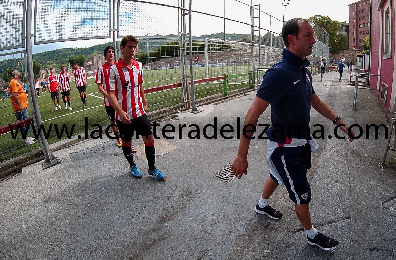 Etxebe encabeza el equipo durante un partido de pretemporada en Maiona | Foto: Unai Zabaleta