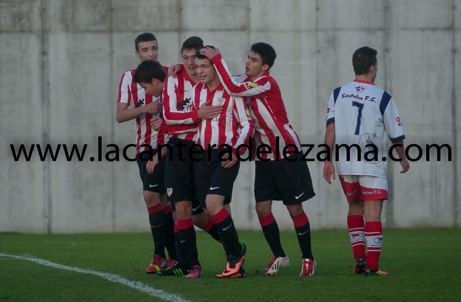 Iñigo Vicente es arropado por los compañeros tras marcar el gol | Foto: Unai Zabaleta