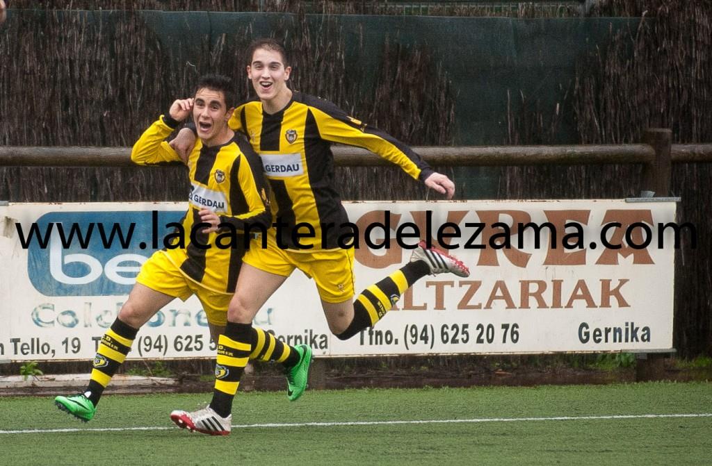 Jurgi celebra el gol junto a   Etxaburu | Foto: Unai Zabaleta