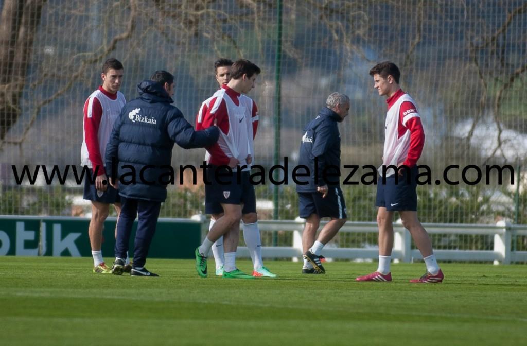 Guillermo es corregido por Valverde en el entrenamiento de hoy | Foto: Unai Zabaleta
