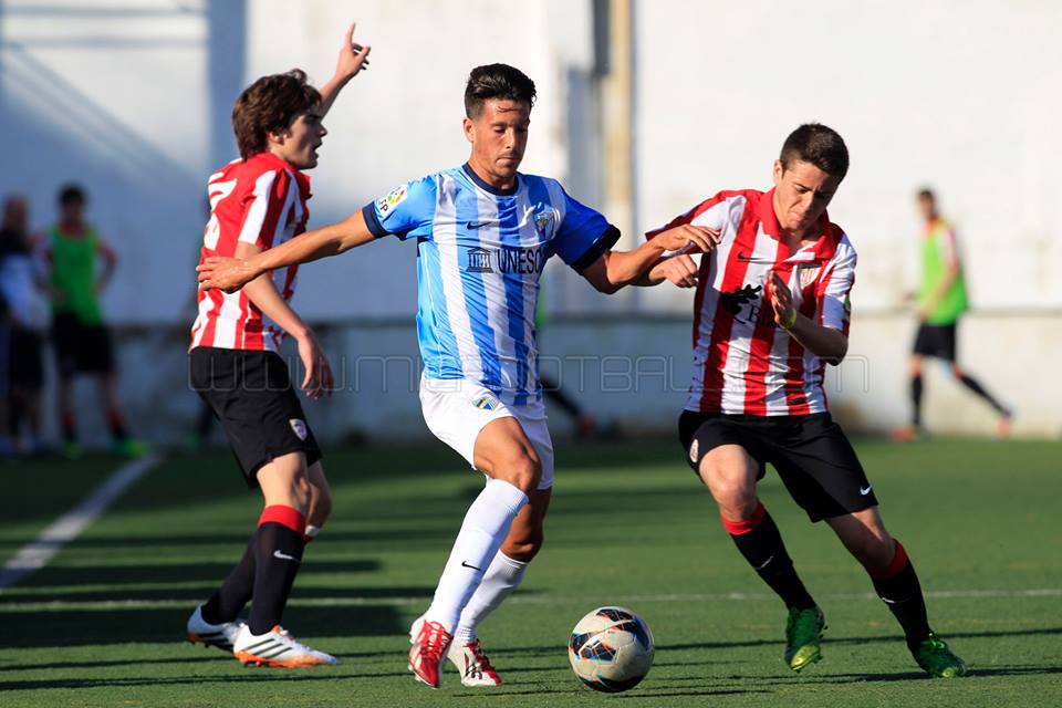 Córdoba y Urzelai ante un jugador del Málaga | Foto: J.A.Miguelez micfootball.com