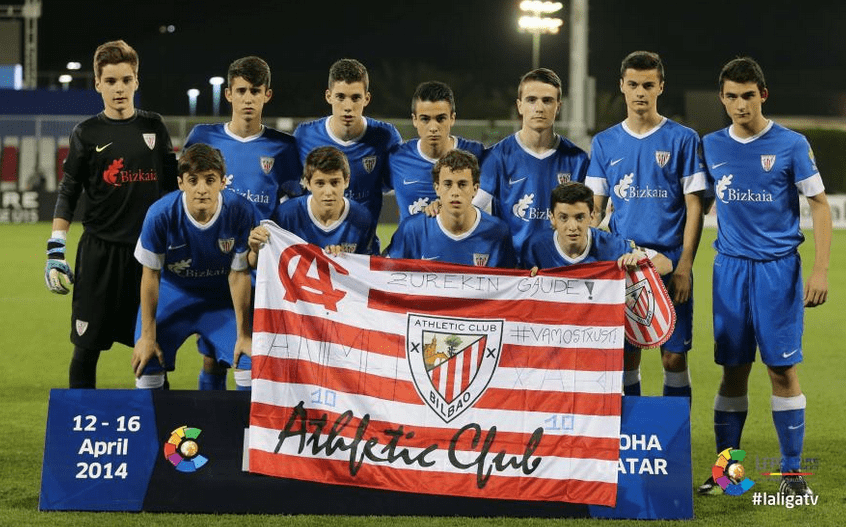 Formación ante Almería con bandera de apoyo a Xabi Garai | Foto: lfp.es