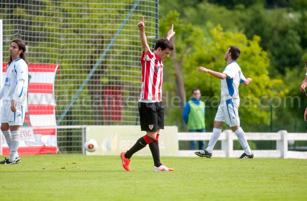 Iker Guarrotxena celebra su tercer gol | Foto: Unai Zabaleta