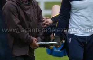 Yanis es trasladado en camilla en el partido de su lesión | Foto: Unai Zabaleta