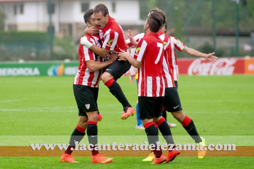 Santamaría celebra un gol con sus compañeros | Foto: Unai Zabaleta