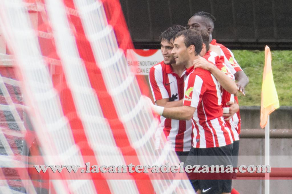 Gorka Santamaría celebra su gol con Jurgi y Williams | Foto: Unai Zabaleta