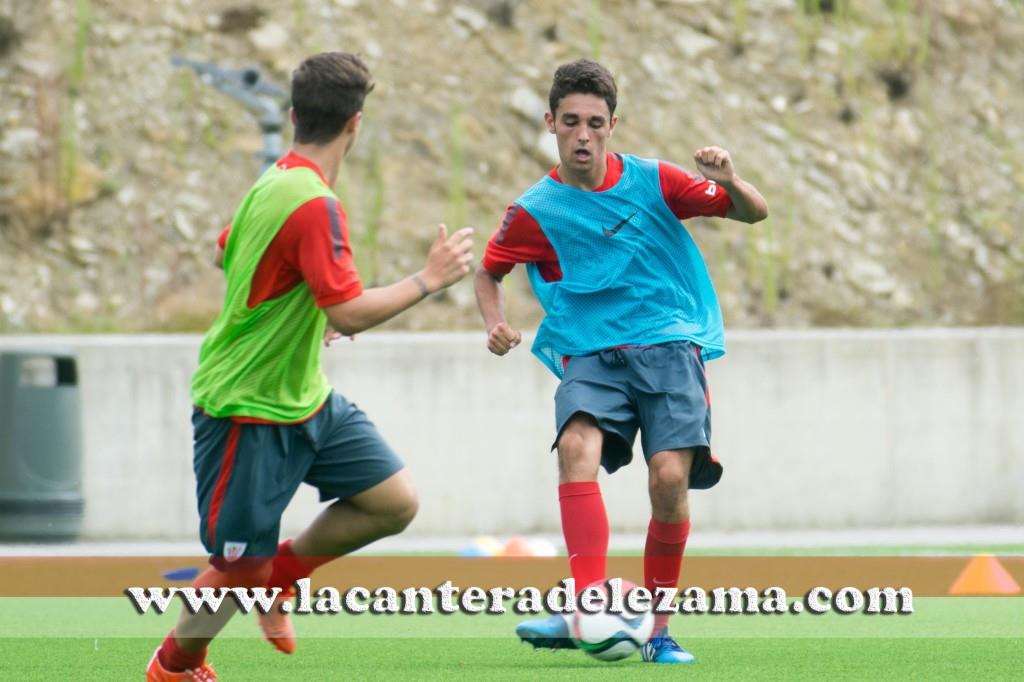 Peru Nolaskoain con el Athletic Juvenil de honor | Foto: Unai Zabaleta