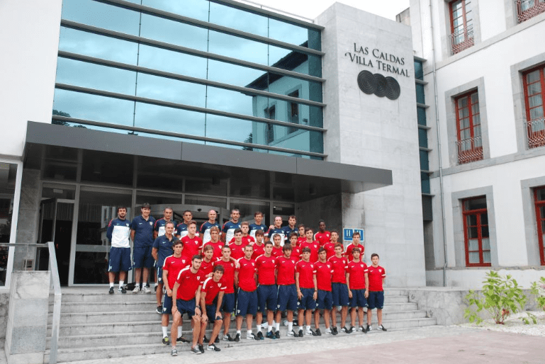 La plantilla del Bilbao Athletic en el Balneario Las Caldas Villa Termal