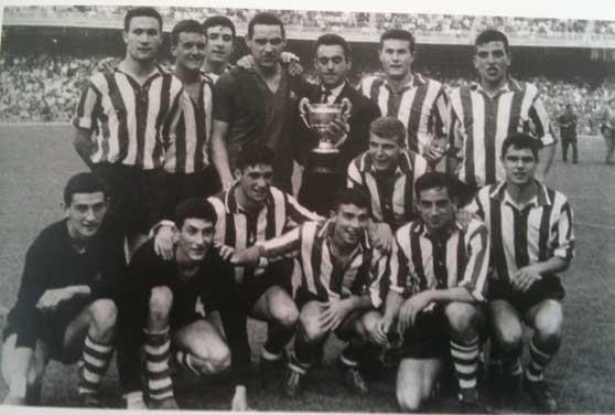 El Athletic Juvenil con la Copa de Juveniles en 1961